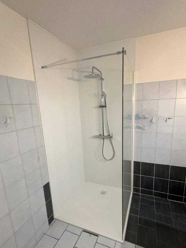Rénovation d'une douche avec plaques de revêtement mural Vipanel à Sainte-Croix-Du-Mont (33)