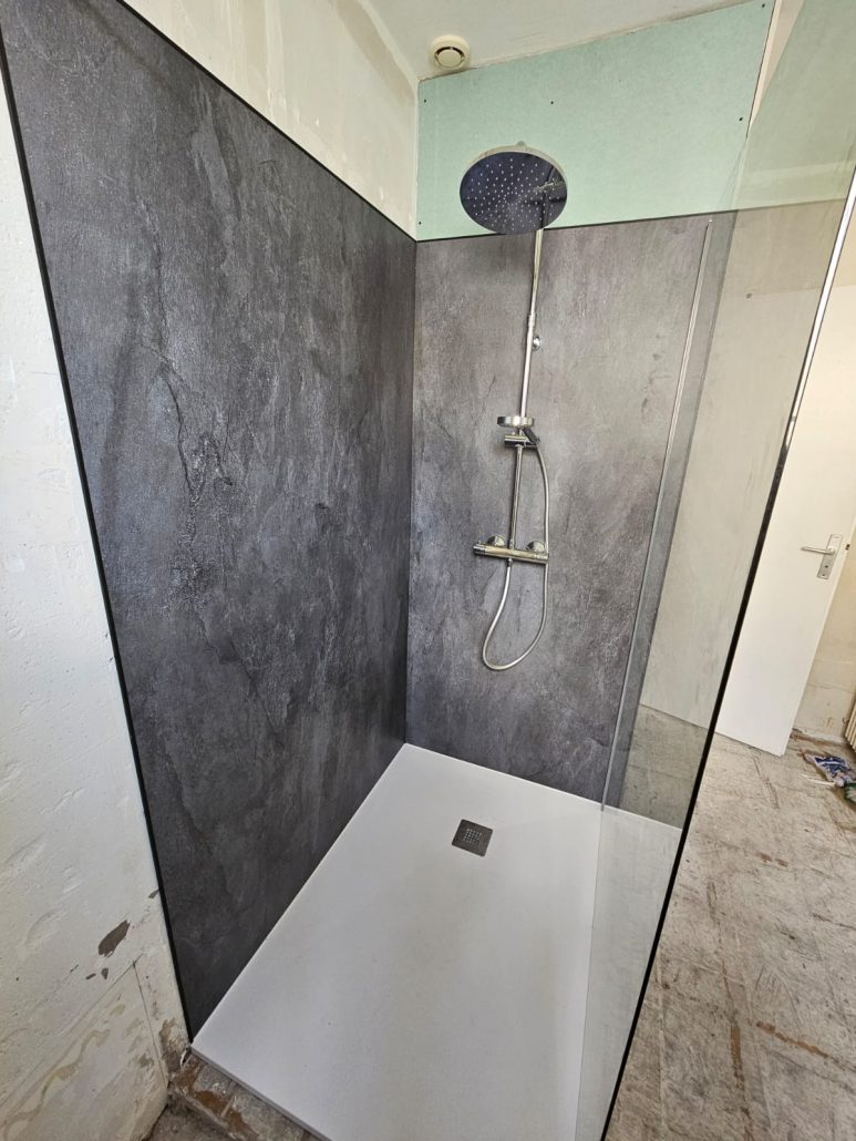 Rénovation d'une douche avec plaques de revêtement mural Vipanel à Izon 33