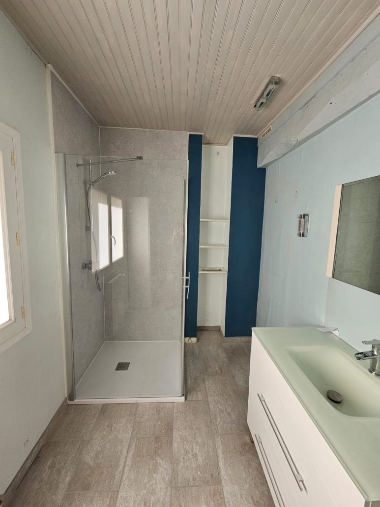 Rénovation d'une douche avec revêtement mural Vipanel à Moulon (33)